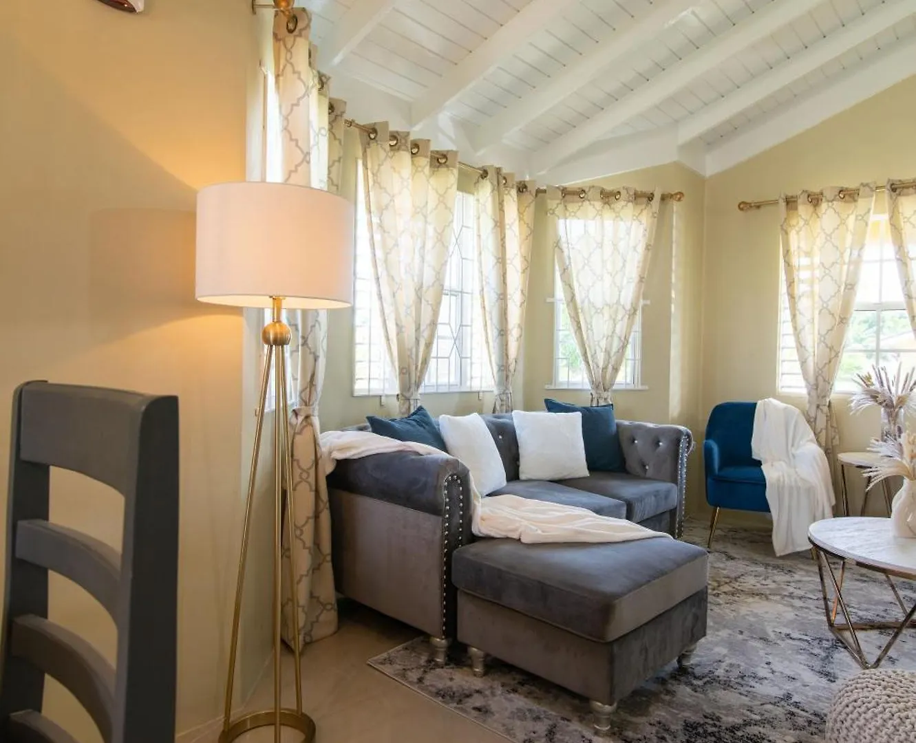 Drax Hall-Near Ocho Rios-King Bed-Pool-Bbq Grill-Gated Complex-Free Parking-Free Wifi 100Mbps Mammee Bay