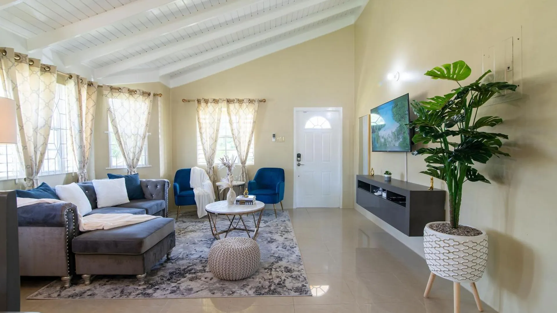 Drax Hall-Near Ocho Rios-King Bed-Pool-Bbq Grill-Gated Complex-Free Parking-Free Wifi 100Mbps