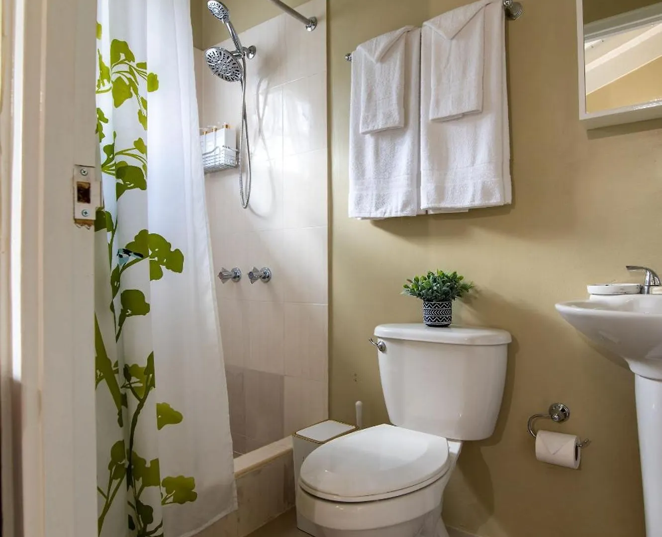 Drax Hall-Near Ocho Rios-King Bed-Pool-Bbq Grill-Gated Complex-Free Parking-Free Wifi 100Mbps 0*, Mammee Bay